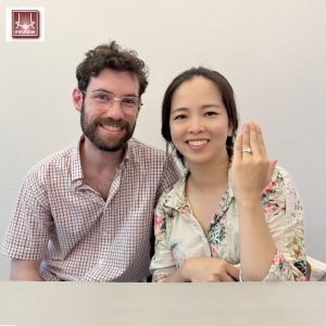 法蘭克珠寶客戶取件合照-展示訂製婚戒